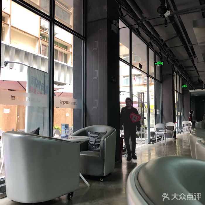 深圳魔杰电竞网咖南山区店，30多张图来看「别人家」的网咖